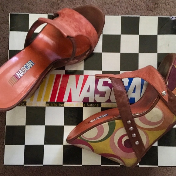 NASCAR Women's Brown Wedge Sandals - Picture 2 of 6